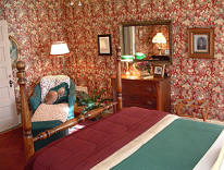 Rosen room bed and table